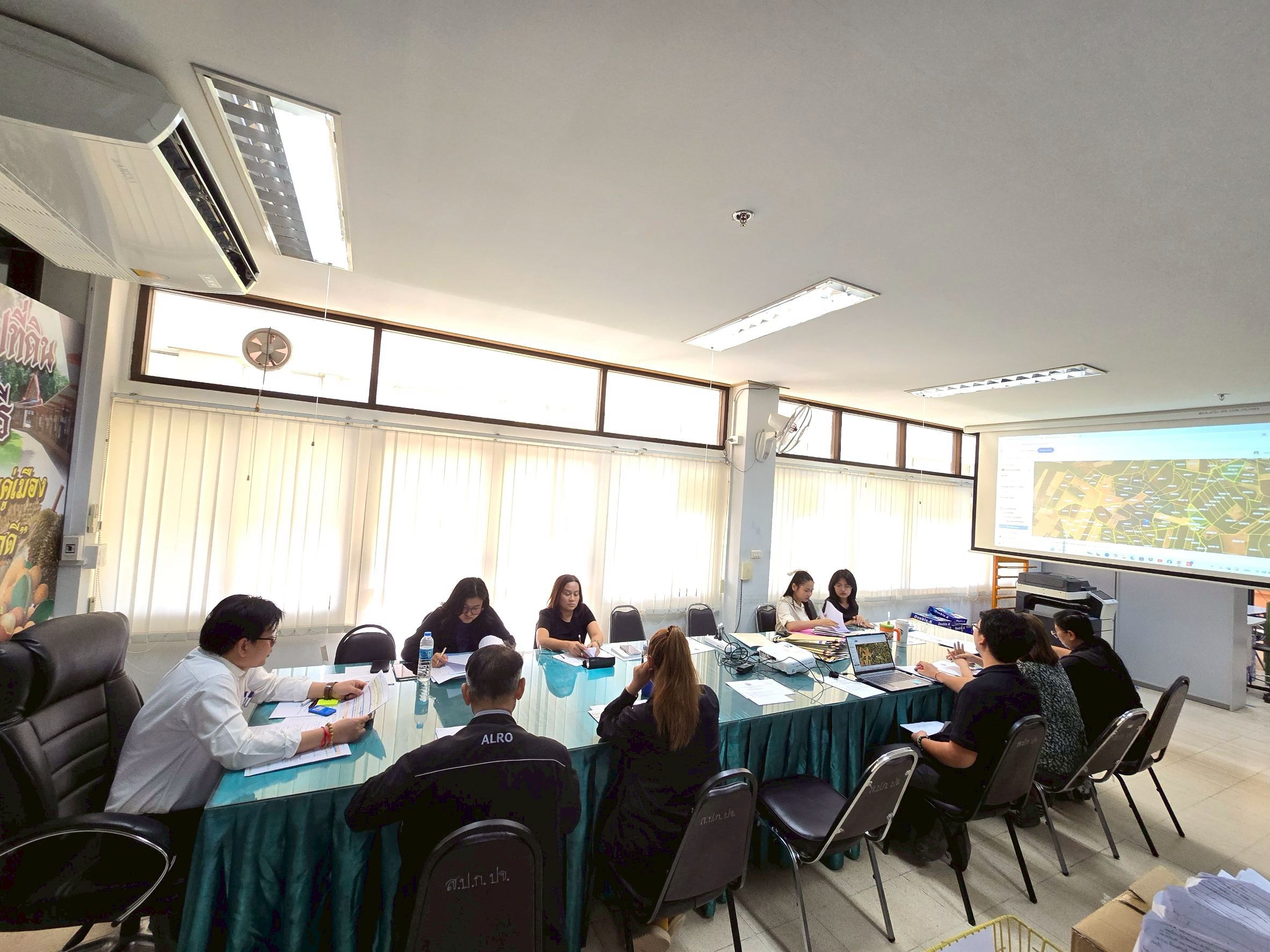 title - วันที่ 25 มีนาคม 2569 เวลา 08.30 น. นายวิทูล ประดิษฐบุญ ปฏิรูปที่ดินจังหวัดปราจีนบุรี  พร้อมด้วยผู้อำนวยการกลุ่มงานช่างและแผนที่ ผู้อำนวยการกลุ่มกฎหมาย ผู้อำนวยการกลุ่มการเงินบัญชีและจัดเก็บผลประโยชน์ ผู้อำนวยการกลุ่มยุทธศาสตร์และการปฏิรูปที่ดิน และเจ้าหน้าที่ ส.ป.ก.ปราจีนบุรี ที่เกี่ยวข้อง จัดการประชุมคณะทำงานตรวจสอบคุณสมบัติผู้ยื่นคำขอเข้าทำประโยชน์ในเขตปฏิรูปที่ดินจังหวัดปราจีนบุรี ครั้งที่ 8/2569 ณ ห้องประชุมสำนักงานการปฏิรูปที่ดินจังหวัดปราจีนบุรี